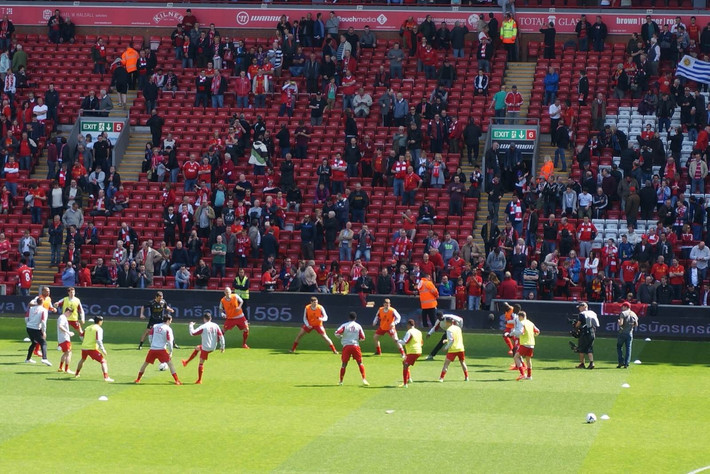 詹姆斯谈湖人防守：我们必须快速回防，限制对手的突破
