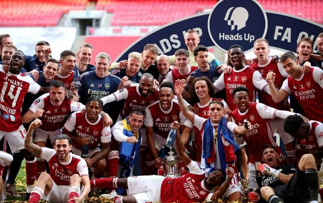 融于池畔，简于形制；瑞典高尔夫球场度假木屋设计