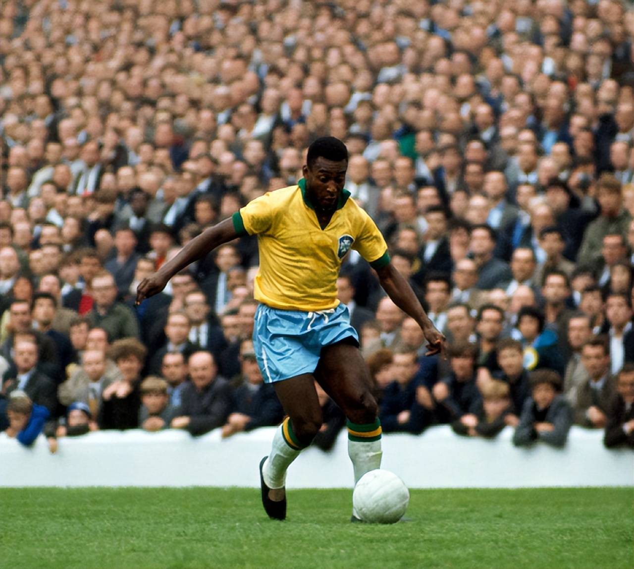 输掉国家德比后，河床球员萨拉斯用拳击打场内拍照的一名人员