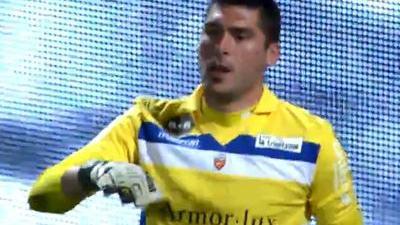 梅西捧起美职联冠军奖杯时，站在一旁的穆勒露出了最真挚的笑容