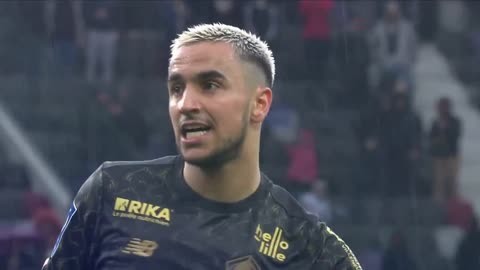 英超半场：吉马良斯角球破门，戈登点射，纽卡2-0伯恩利（英超半场战报：吉马良斯角球建功，戈登点球命中，纽卡暂2-0领先伯恩利）