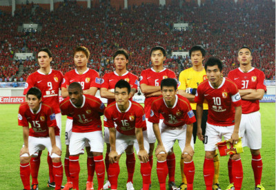 凯尔特人小球迷和远道而来的瑞士年轻人球迷互动