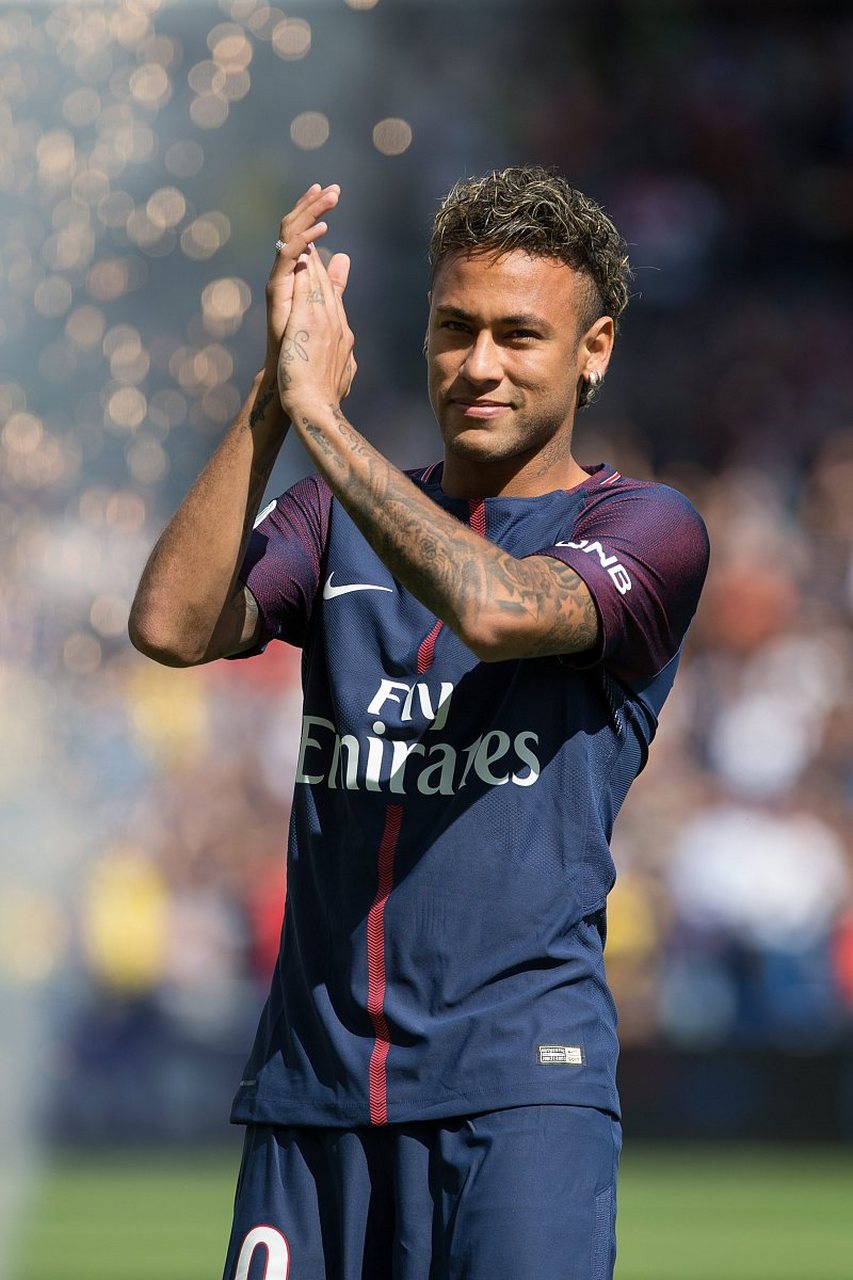 媒体大V热议南京再办重大足球赛事 苏超带动足球热，预祝新江苏队早日落地南京!（南京再办重磅足球赛引大V热议：苏超引爆球市，盼新江苏队早日落户南京）