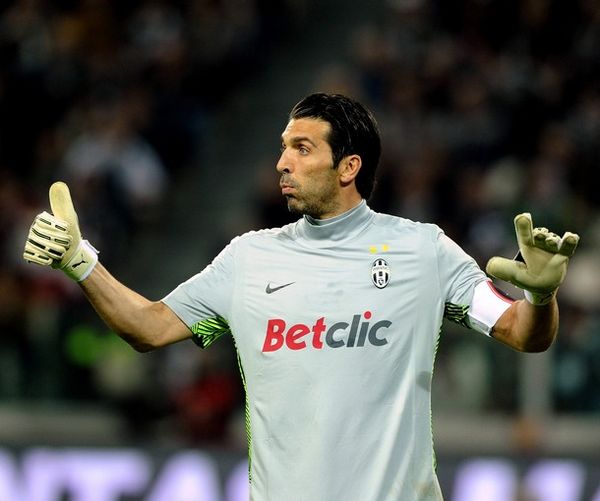 咪咕前方！@胡金秋21 手持冠军鼎登场，@浙江广厦篮球俱乐部 新赛季出征仪式