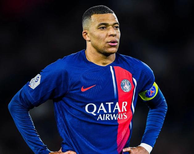 曼联官方分享本赛季全家福，男女足球员一同拍摄（曼联官方发布本赛季合照，男足女足齐亮相）