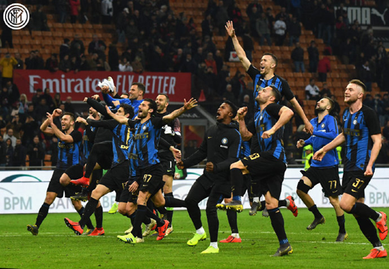 足球曝某豪门将出售队内三名老将，重建计划开启（曝足坛某豪门拟出售三名老将，重建进程启动）