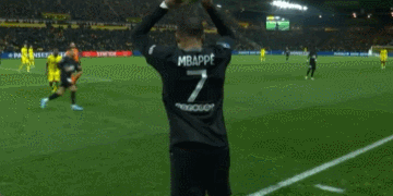 达成尤文生涯200场里程碑，洛卡特利获赠纪念球衣